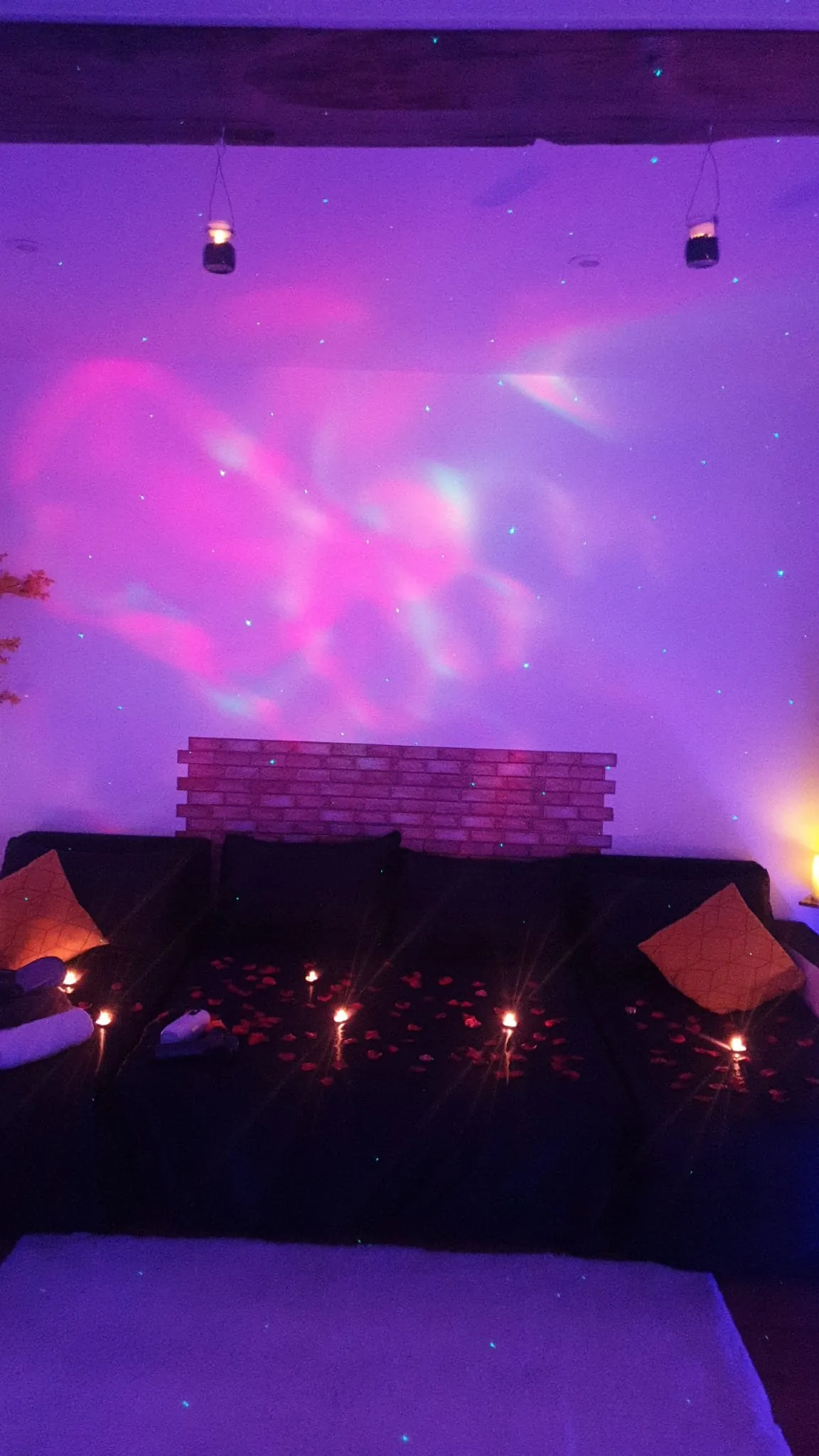 Ambiance lumineuse violette et rose sur le mur du salon