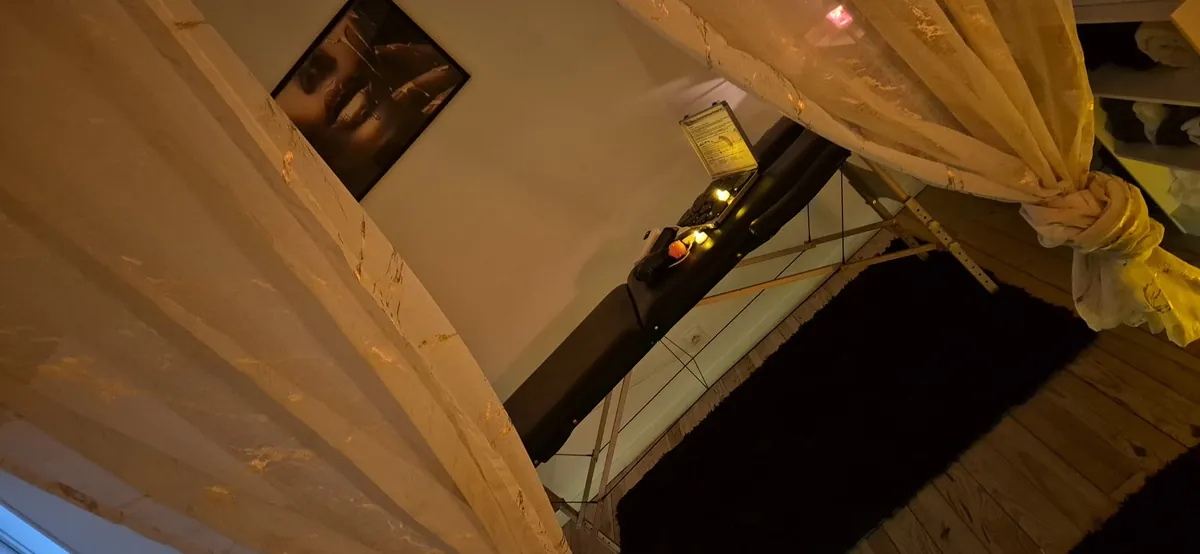 Vue de la camille de massage à travers les rideaux dorés