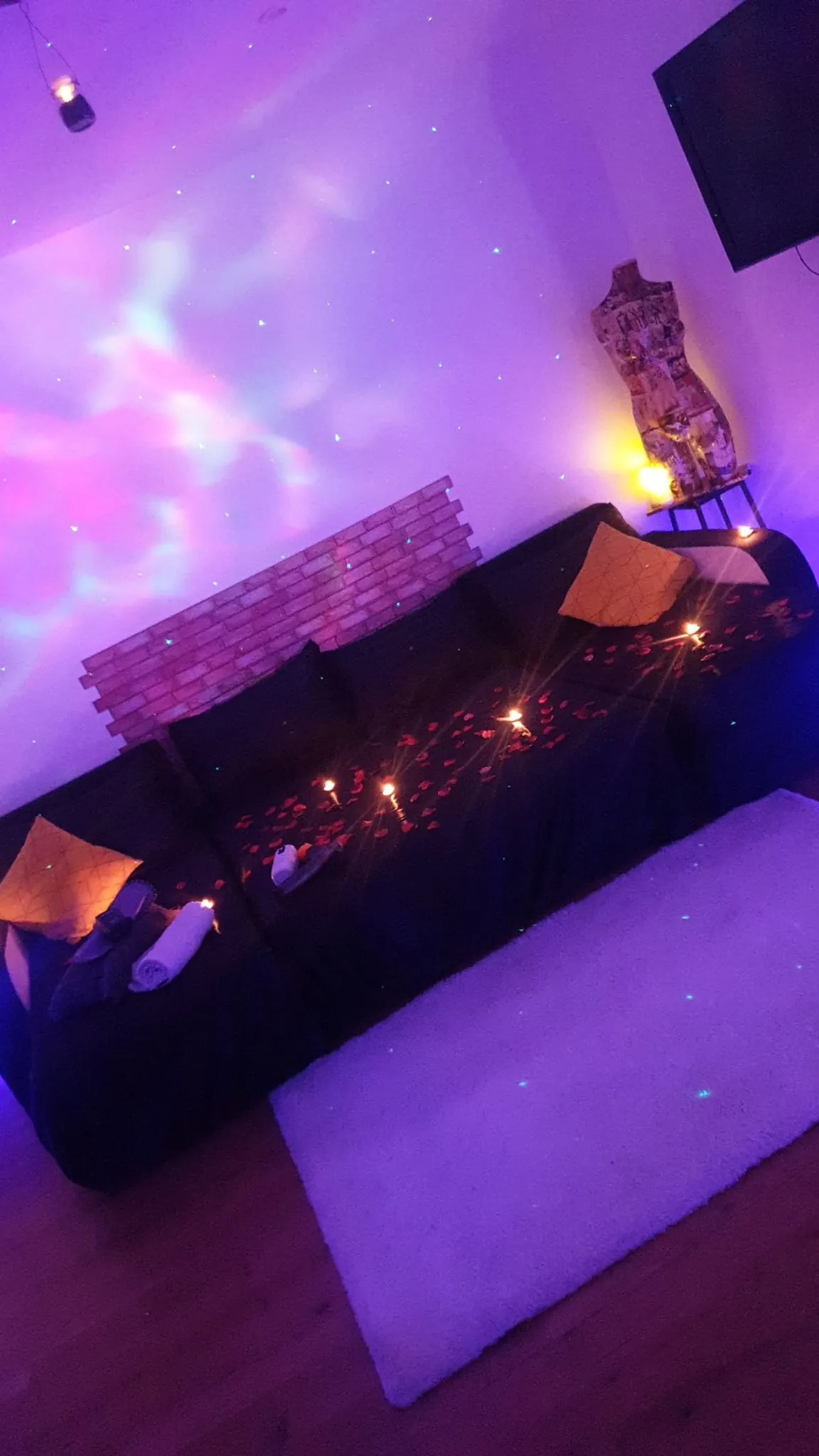Coin décoratif avec mannequin et pétales de rose sur la camille