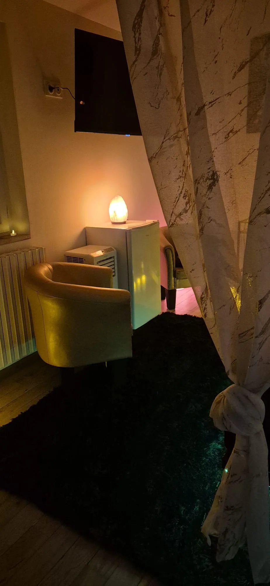 Coin détente avec fauteuil et éclairage d'ambiance