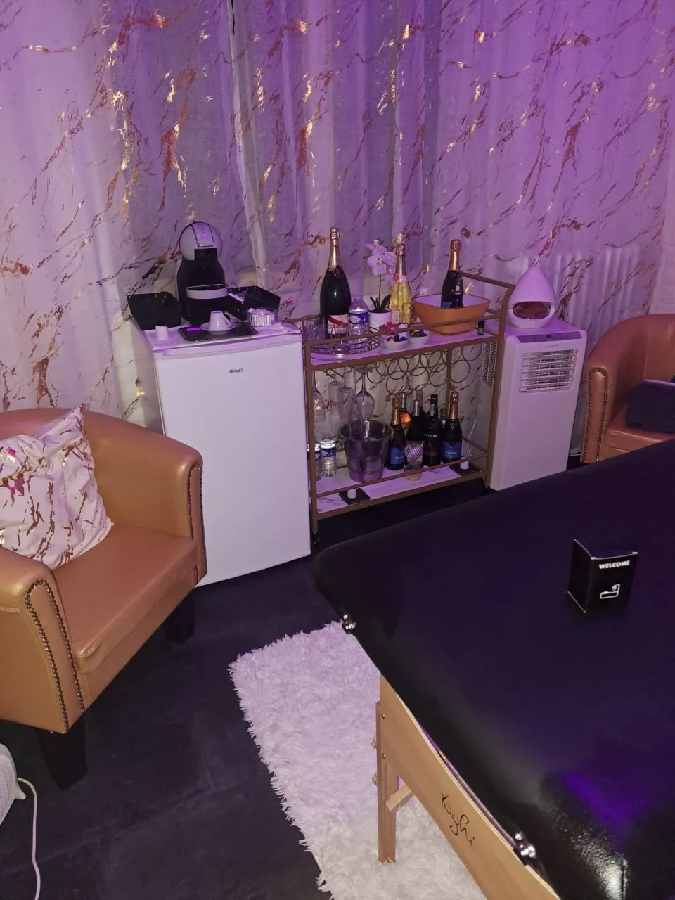 Coin bar privé avec rideaux violets