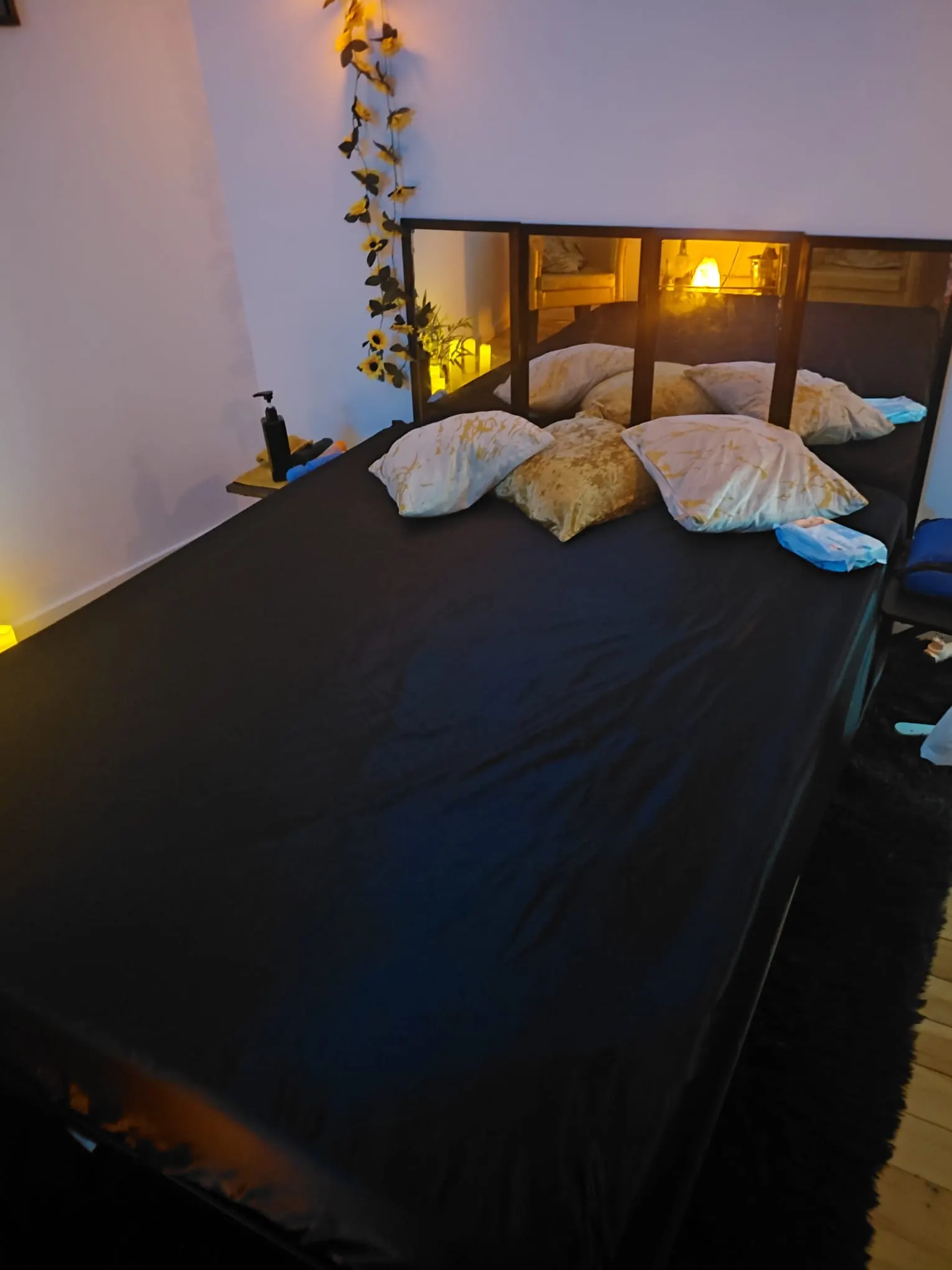 Camille de massage sous lumière dorée tamisée