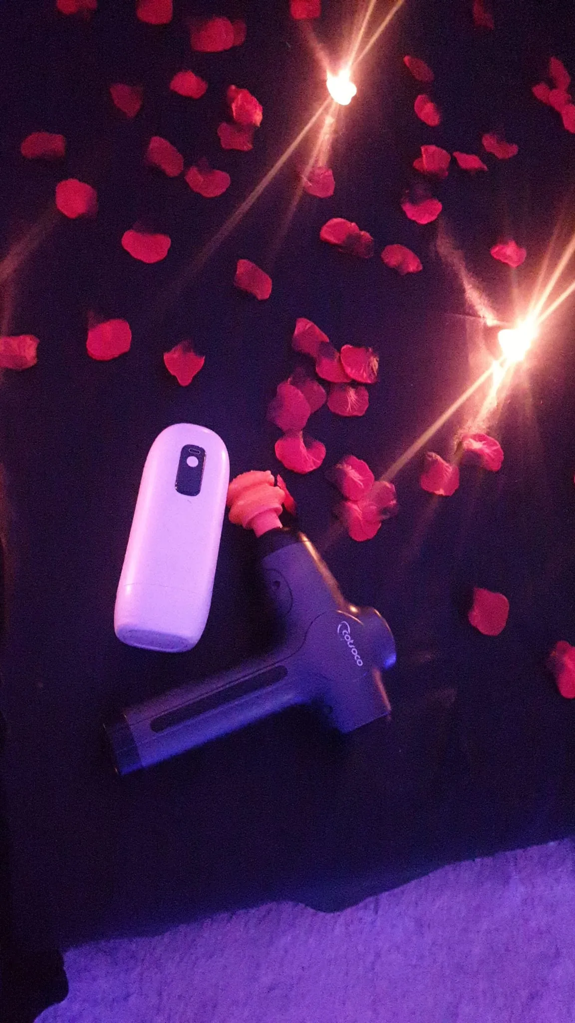 Pétales de rose et appareil de massage sur la camille