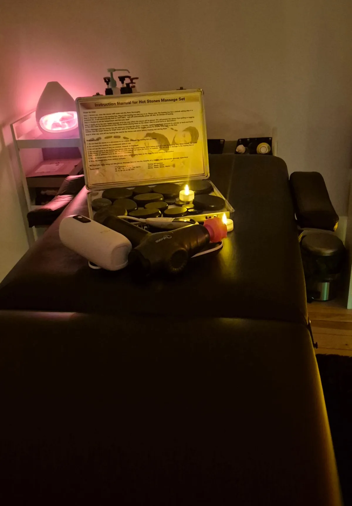 Pierres chaudes disposées en ambiance tamisée